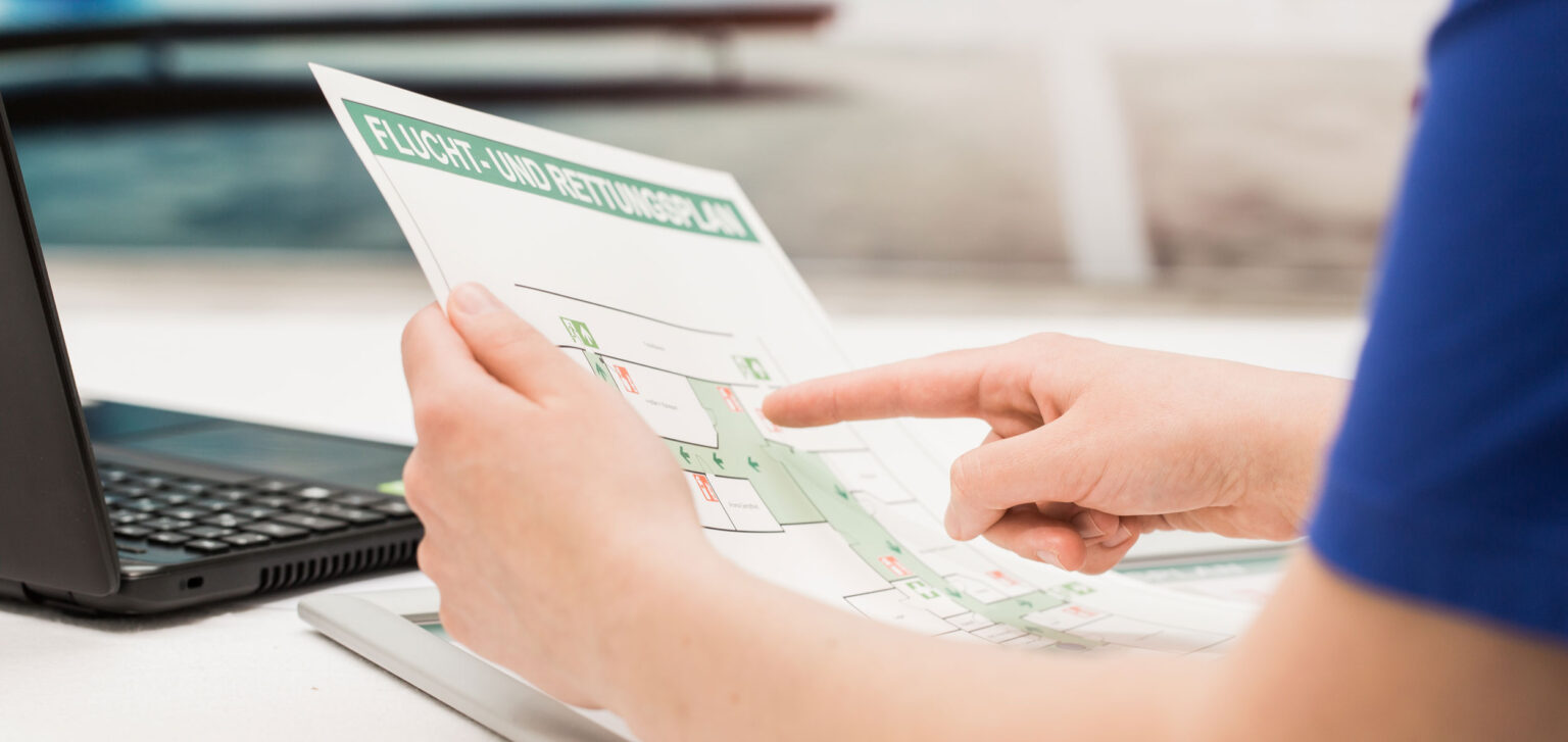 Flucht- und Rettungsplan mit Sicherheitszeichen nach DIN ISO 7010