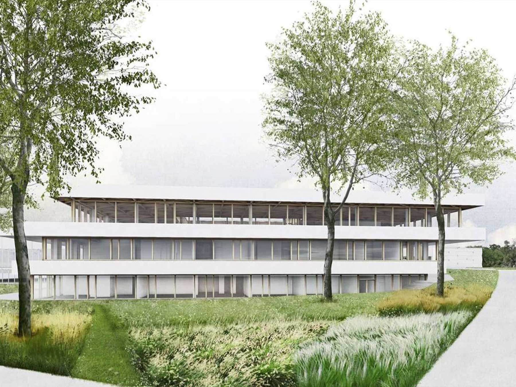 Architekt betrachtet Fluchtplan mit Bauplan