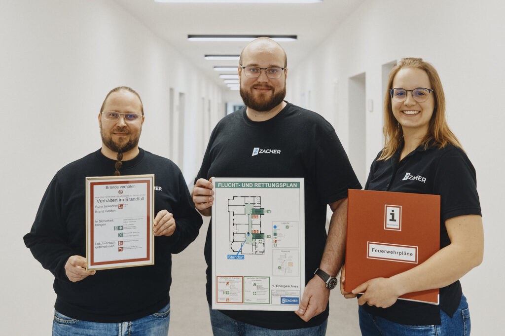 Großformatiger Plan an Glaswand im Center