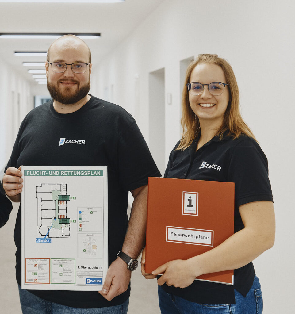 Großformatiger Plan an Glaswand im Center