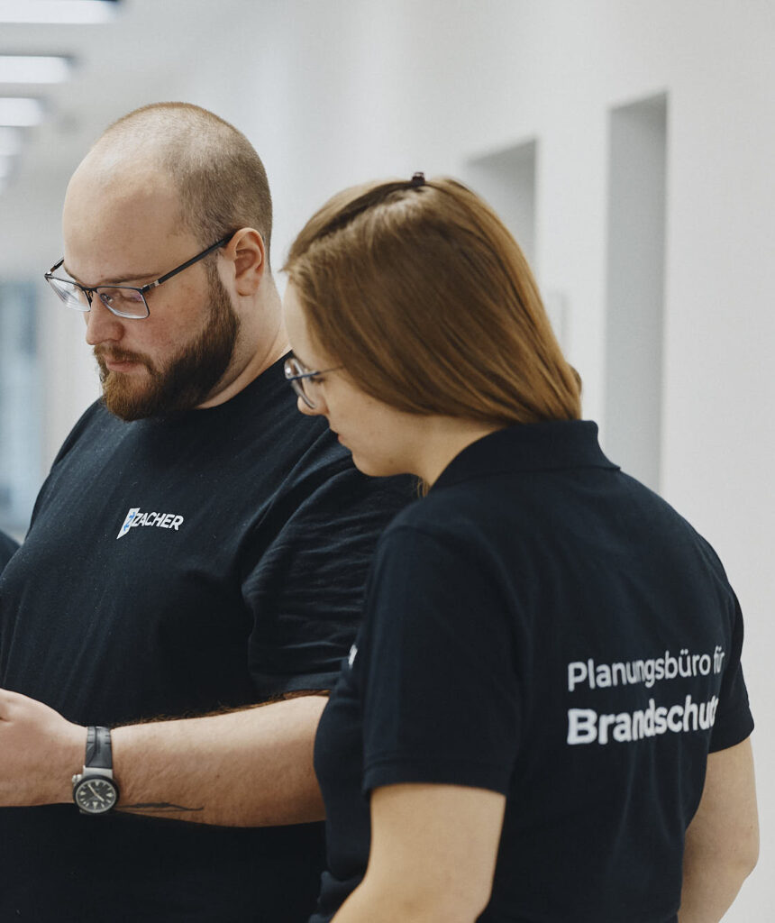 Mitarbeiter prüft Plan mit Checkliste